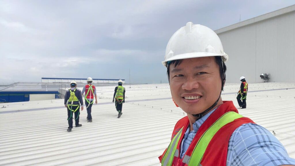 Kỹ sư AVS khảo sát trên mái nhà xưởng